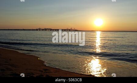 Terrapin Park Beach SUNSET, Chesapeake Bay Bridge in background, Agosto 2014. Foto Stock