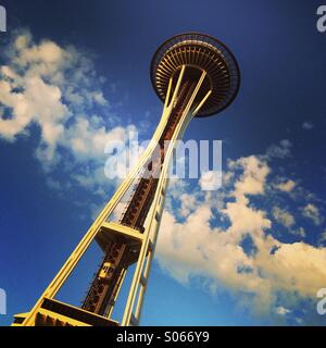 Lo Space Needle e nuvole, Seattle Center, Seattle, Washington Foto Stock