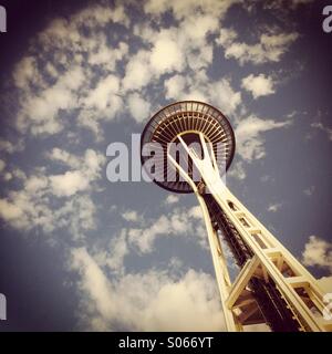 Lo Space Needle, nuvole, Seattle Center, Seattle, Washington Foto Stock