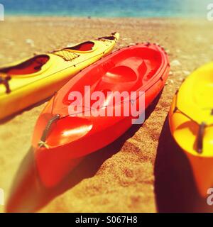 Tre Canoe sulla spiaggia Foto Stock