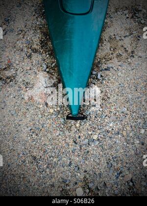 Arco verde del kayak sulla spiaggia Foto Stock