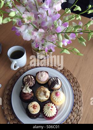 Fiori, caffè e tortine Foto Stock