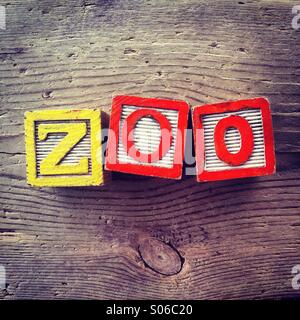 Si tratta di una foto di tavolette di legno giocattolo giochi con alfabeto lettere su di loro che si uniscono per formare la parola ZOO Foto Stock