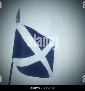 La si intraversa o St. Andrew's Cross bandiera , la Scottish bandiera nazionale. Foto Stock
