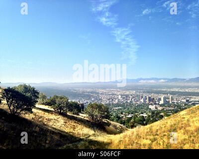 Una vista panoramica di Salt Lake City dalle colline che circondano la parte orientale della città. Foto Stock