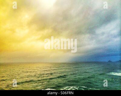 Un bagliore dorato sul mare Foto Stock