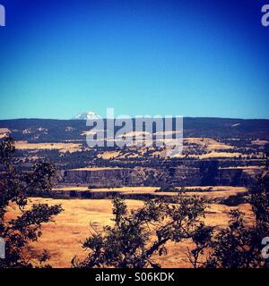 Mt. Adams peaking fuori in vista dell Oregon oltre il fiume Columbia Foto Stock