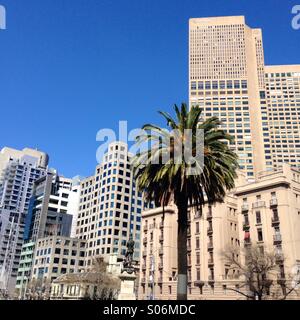 Melbourne skyline della città con Palm tree sulla giornata di sole Foto Stock