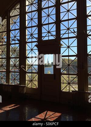 Un peek presso la Statua della Libertà come si vede dalla sala di registrazione di Ellis Island immigrazione Museum di New York. Foto Stock