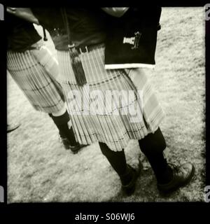 Due uomini che indossano kilts partecipare al World Pipe Band Championships di Glasgow, Scozia. Foto Stock