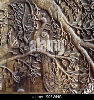 Vista ravvicinata di una sezione del bassorilievo raffigurante animali e uccelli in una foresta Foto Stock