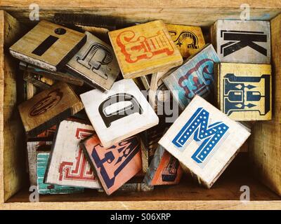 Raccolta di lettere di legno in una scatola di legno. Foto Stock