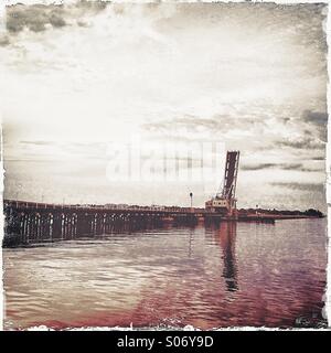 Un rilievo railroad ponte sopra il fiume Manatee in Bradenton, Florida. Foto Stock