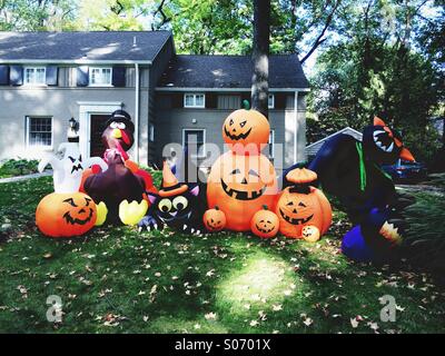 Un display di halloween su un prato di fronte a una casa in New Jersey, con decorazioni pazzo. Foto Stock