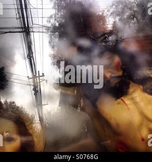 La riflessione di fili elettrici in un altare decorato con Gesù Cristo e San Judde Taddeo in Colonia Roma, Città del Messico, Messico Foto Stock