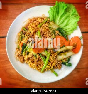 Cambogiano noodles fritti con carne di pollo Foto Stock