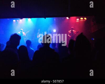 Un punk rock band a giocare a Foufounes a Montreal, in Quebec. Foto Stock