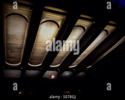 La parte inferiore di un ponte ferroviario di notte Foto Stock