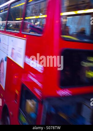 Bus rosso a due piani in movimento, Oxford Street, Londra, Inghilterra, Regno Unito, Europa Foto Stock