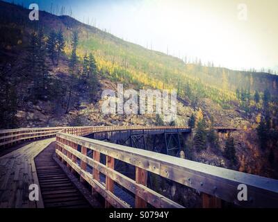 Myra Canyon graticci nella Okanagan Valley su un tardo autunno giorno. Una volta utilizzata per le ferrovie, ora è un popolare per le escursioni e il ciclismo destinazione. Foto Stock