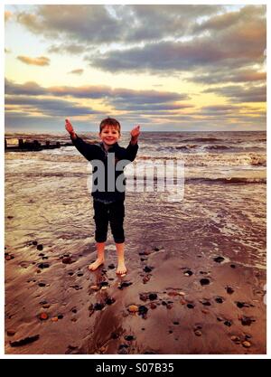 Big Sky, spiaggia grande, piccolo ragazzo. Hornsea. Foto Stock