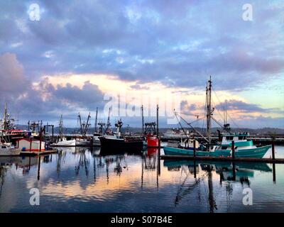 Barche da pesca in porto sulla calma mattina Foto Stock