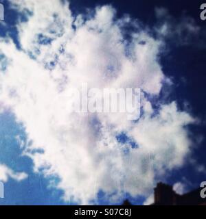 Gigantesca nuvola e un camino Foto Stock