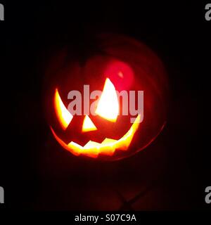 Incandescente Zucca di Halloween nel buio Foto Stock