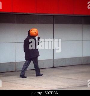 Un uomo che porta una zucca in una strada di Colonia Roma, Città del Messico, Messico Foto Stock