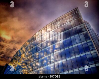Riflessi di nuvole in windows di edificio per uffici Foto Stock