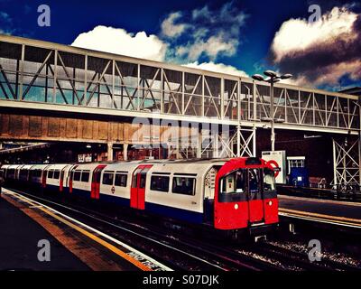 Tubo treno arrivando a Acton Town la stazione della metropolitana di Londra, Regno Unito Foto Stock