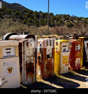 Vecchie pompe per gas schierate per la vendita sul lato di una strada in Nuovo Messico. Foto Stock