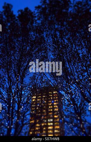 Edificio a notte con alberi e luci (inclinato focus) Foto Stock