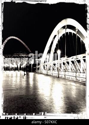 Wembley di notte mostra white horse bridge e il National football Stadium, London, Regno Unito Foto Stock