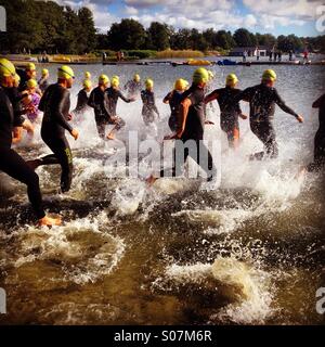 In tra i concorrenti a un misto di triathlon sull'isola di Åland in finlandese del Mar Baltico Foto Stock