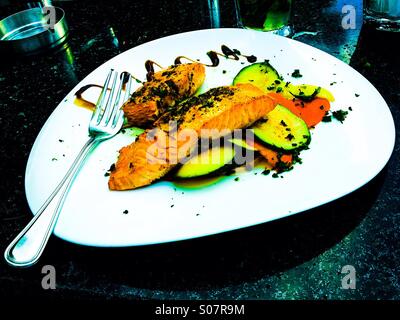 Salmone alla griglia con un medley di brani di ortaggi Foto Stock