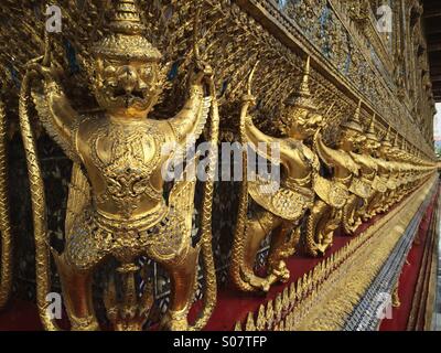 Garuda figure al di fuori del Tempio del Buddha di Smeraldo e il grande Palazzo di Bangkok, Tailandia. Foto Stock