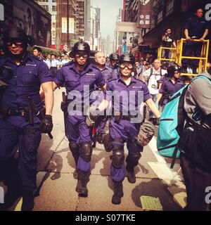 Polizia di Hong Kong ha la cancellazione Nathan Road. Hong Kong. Foto Stock