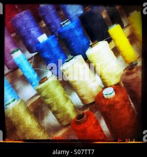 Bobine di cotone di colore fili Foto Stock