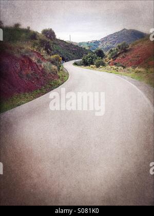 Strada di campagna vicino a Almogia, provincia di Malaga, Andalusia, Spagna meridionale. Foto Stock