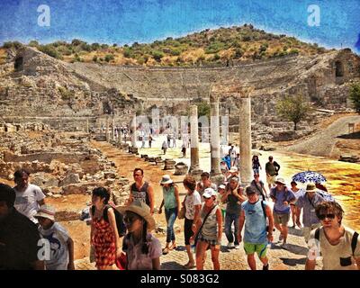 I turisti a piedi lungo l'Arcadian e lontano dal grande teatro all'antica città di Efeso (EFES) nell'area egea della Turchia. La città di Efeso è sulla lista propositiva del patrimonio mondiale Unesco Foto Stock