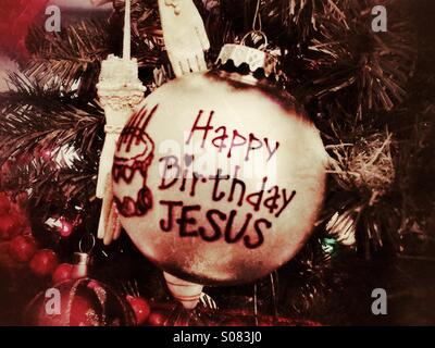 Buon compleanno Gesù ornamento su un albero di Natale Foto Stock