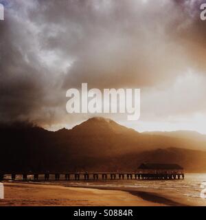 La Baia di Hanalei pier al tramonto. Kauai Hawaii USA. Foto Stock
