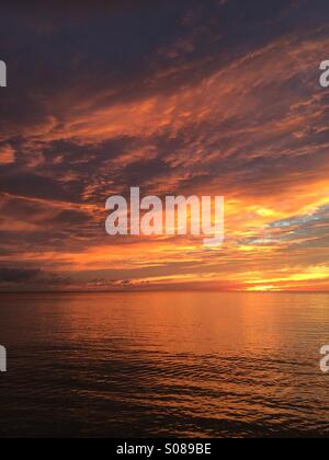 Un tramonto spettacolare sul Golfo del Messico. Foto Stock