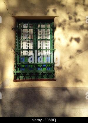 Vecchio stile spagnolo finestra sbarrata Foto Stock