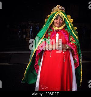 Un senior donna vestita come la Vergine di Guadalupe pone durante il pellegrinaggio alla Basilica di Nostra Signora di Guadalupe, nella collina di Tepeyac, Città del Messico, Messico Foto Stock