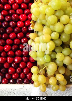 Uva e ciliegie sul mercato spagnolo in stallo Foto Stock