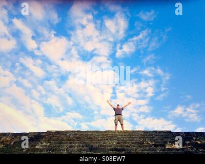 Un sulla sommità della piramide Maya, Tikal, Guatemala Foto Stock