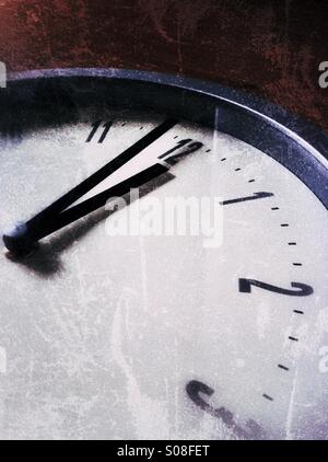 Orologio mostra quasi mezzogiorno Foto Stock