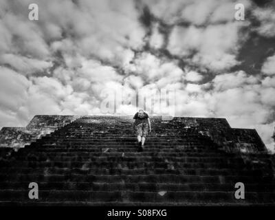 Uomo piramide di arrampicata a Tikal, Guatemala Foto Stock